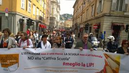 thumbnail.php?thumbnail=gal/Sciopero_generale_5_maggio/5maggio7.jpg