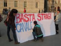 thumbnail.php?thumbnail=gal/21_aprile_2015-Basta_stragi/P-IMG_1060.JPG